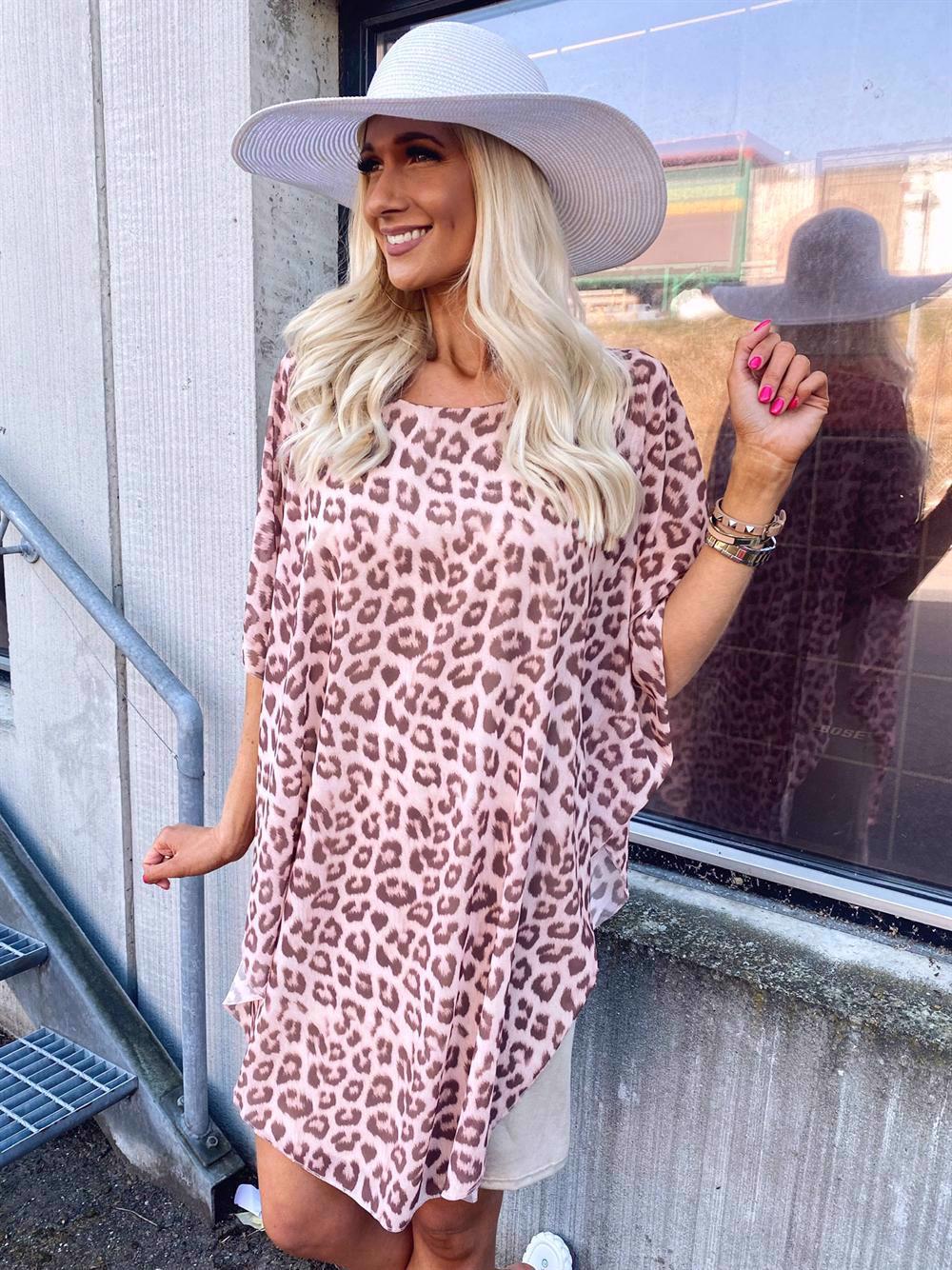 Kenya Leo - Tunikakjole med chiffonlag i leopardprint